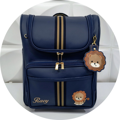 Mochila Maternidade Personalizada Leão Azul Marinho Coleção Fitas - Coutre Bolsas